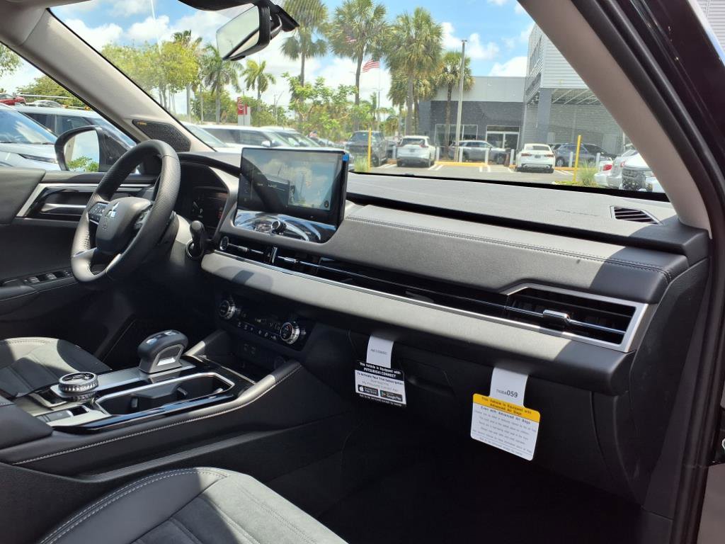 New 2025 Mitsubishi Outlander SE image 10