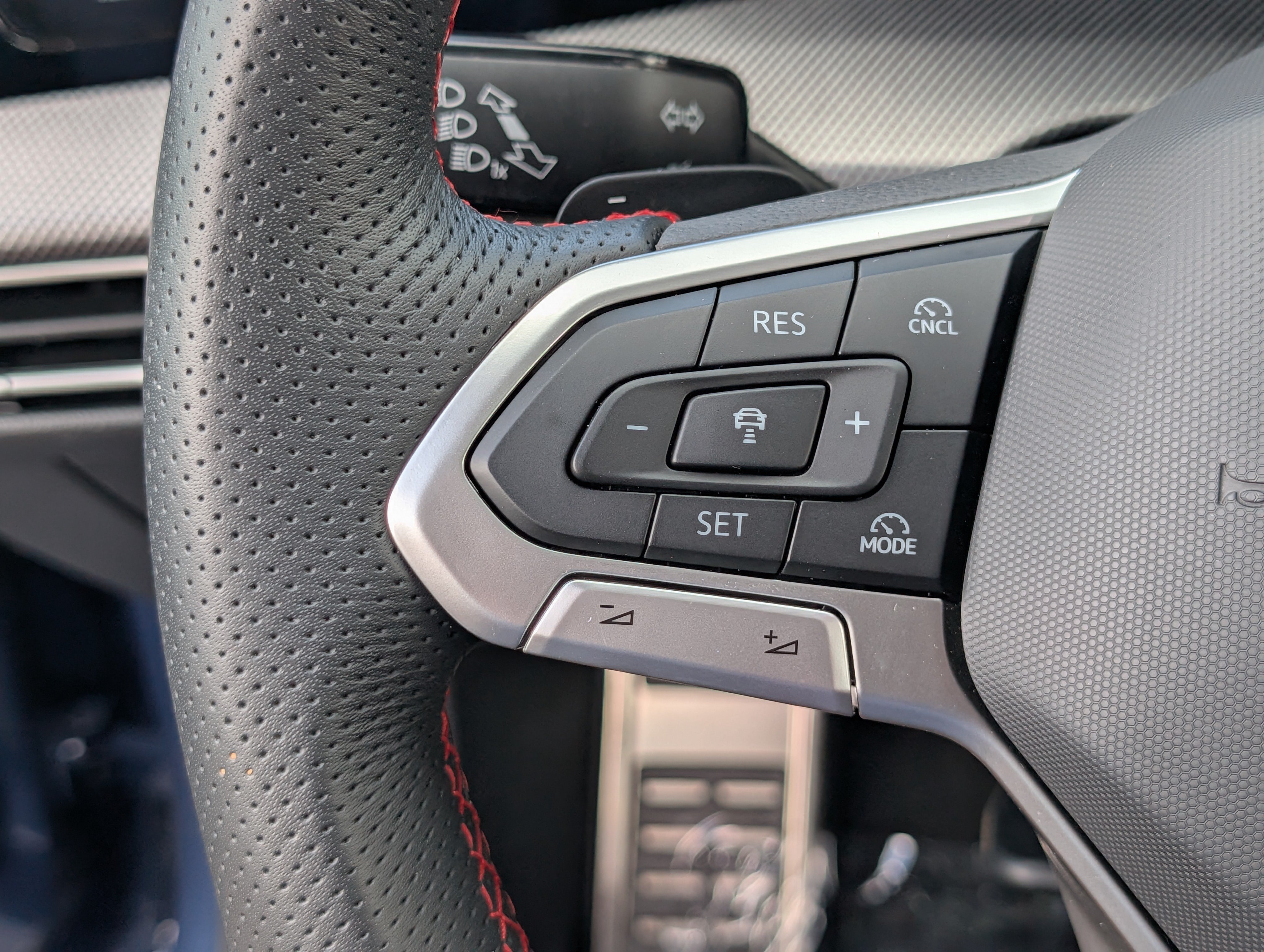 Used 2025 Volkswagen GTI SE FWD image 22