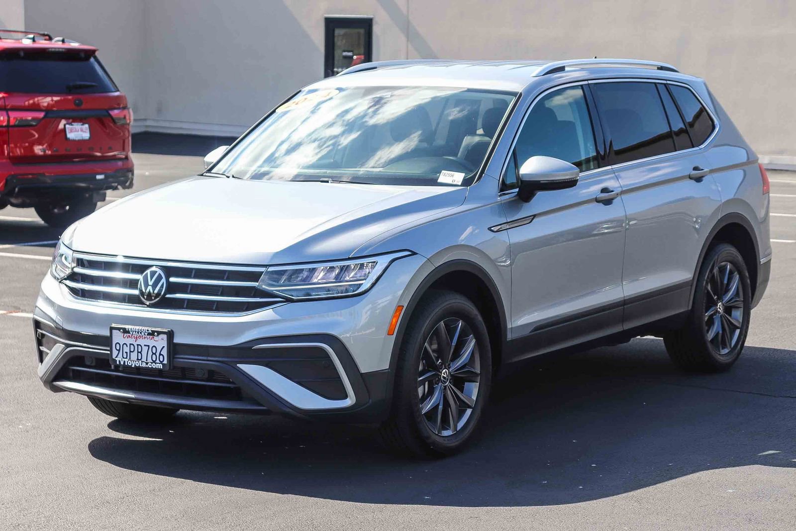 Used 2024 Volkswagen Tiguan SE FWD image 3