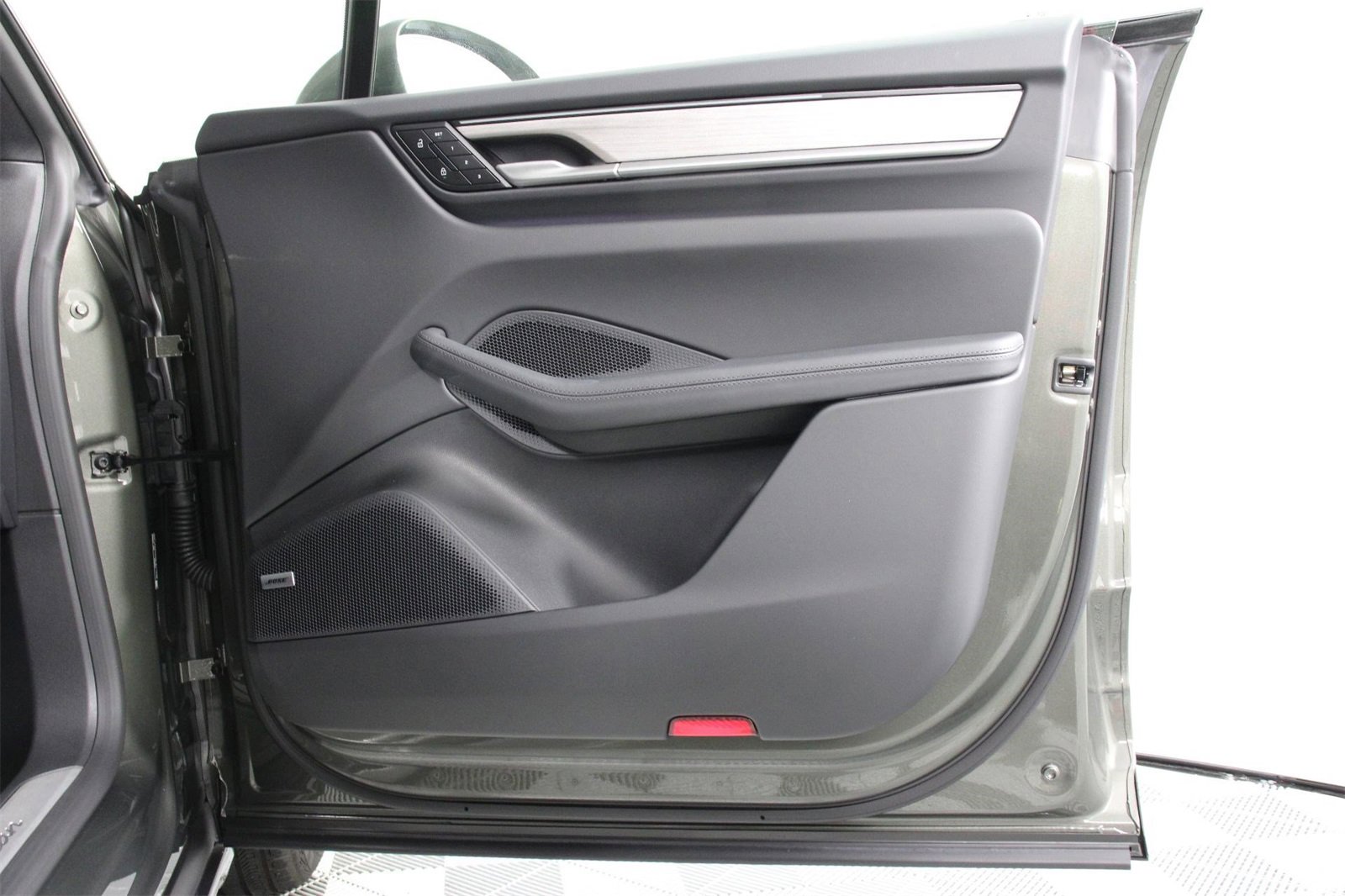 Used 2025 Porsche Macan Electric image 23