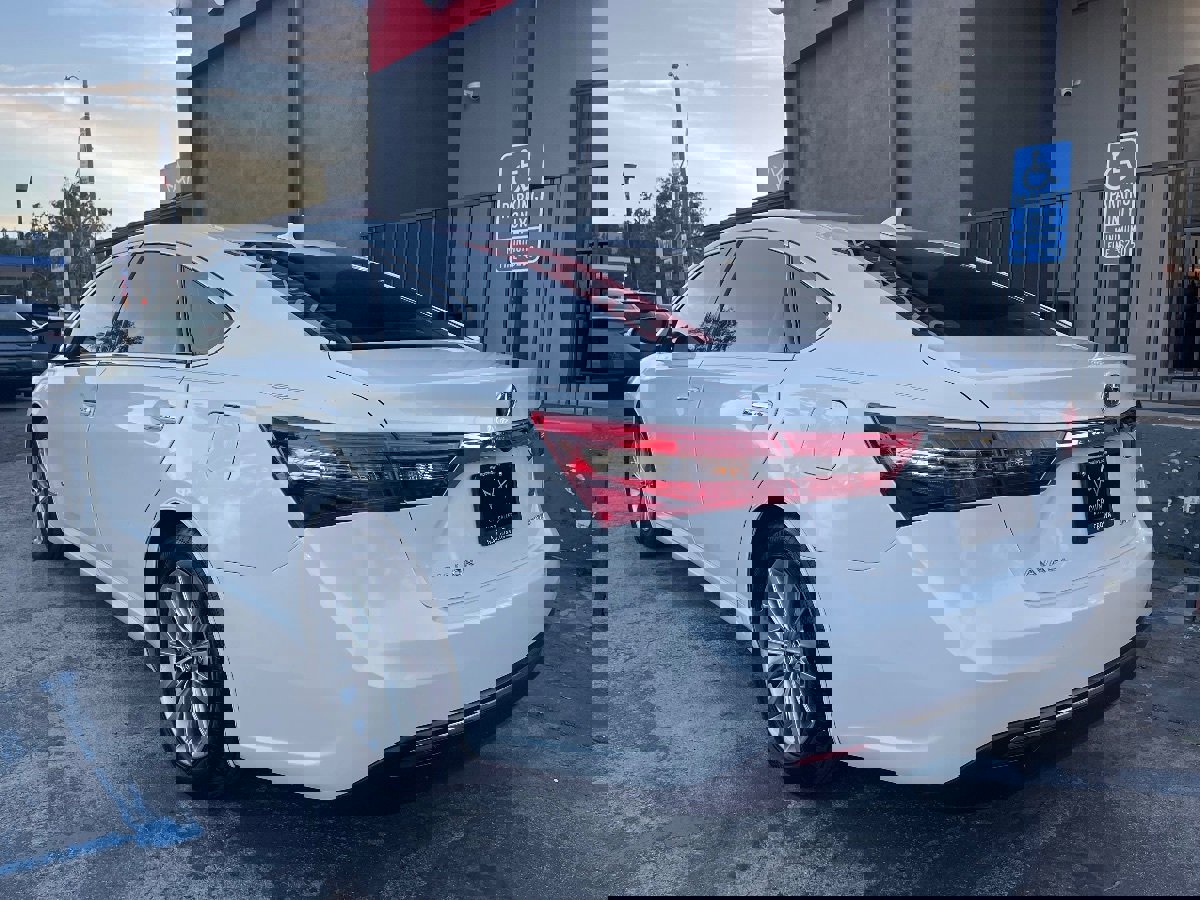 Used 2018 Toyota Avalon Limited FWD image 7