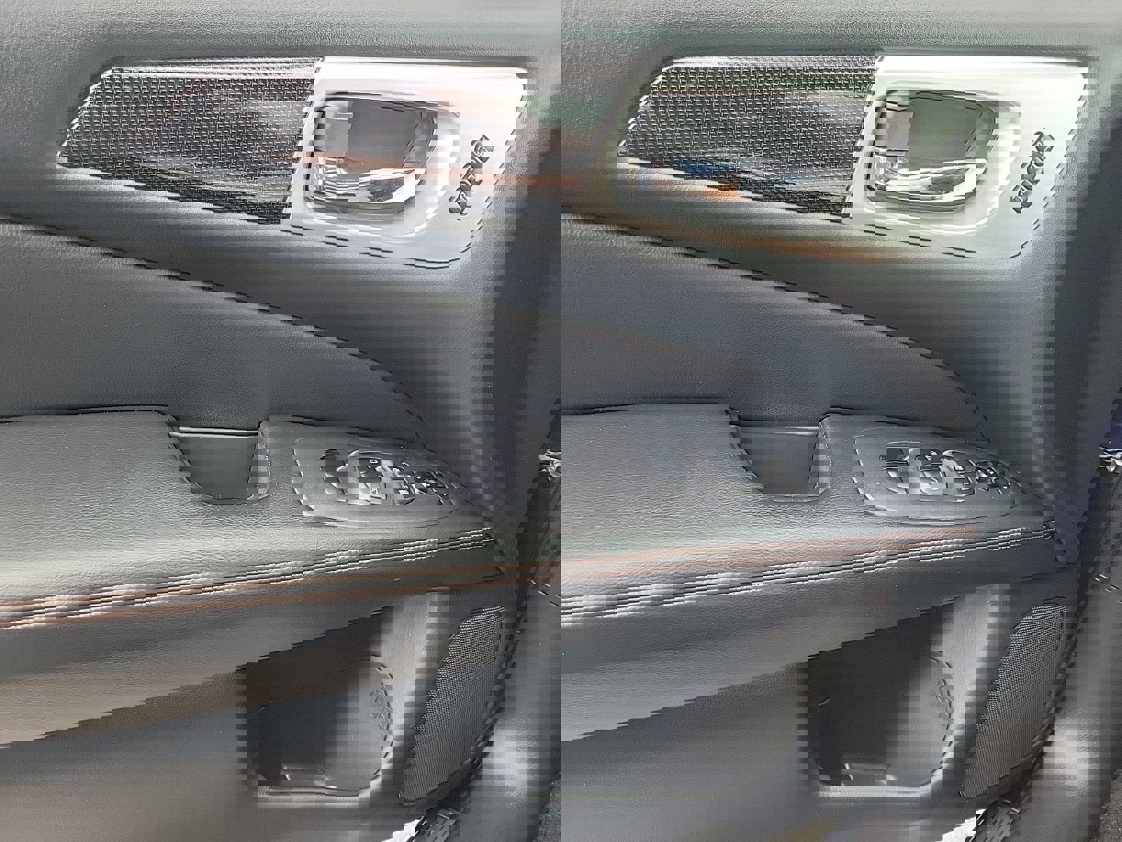 Used 2020 Nissan Pathfinder SL image 18