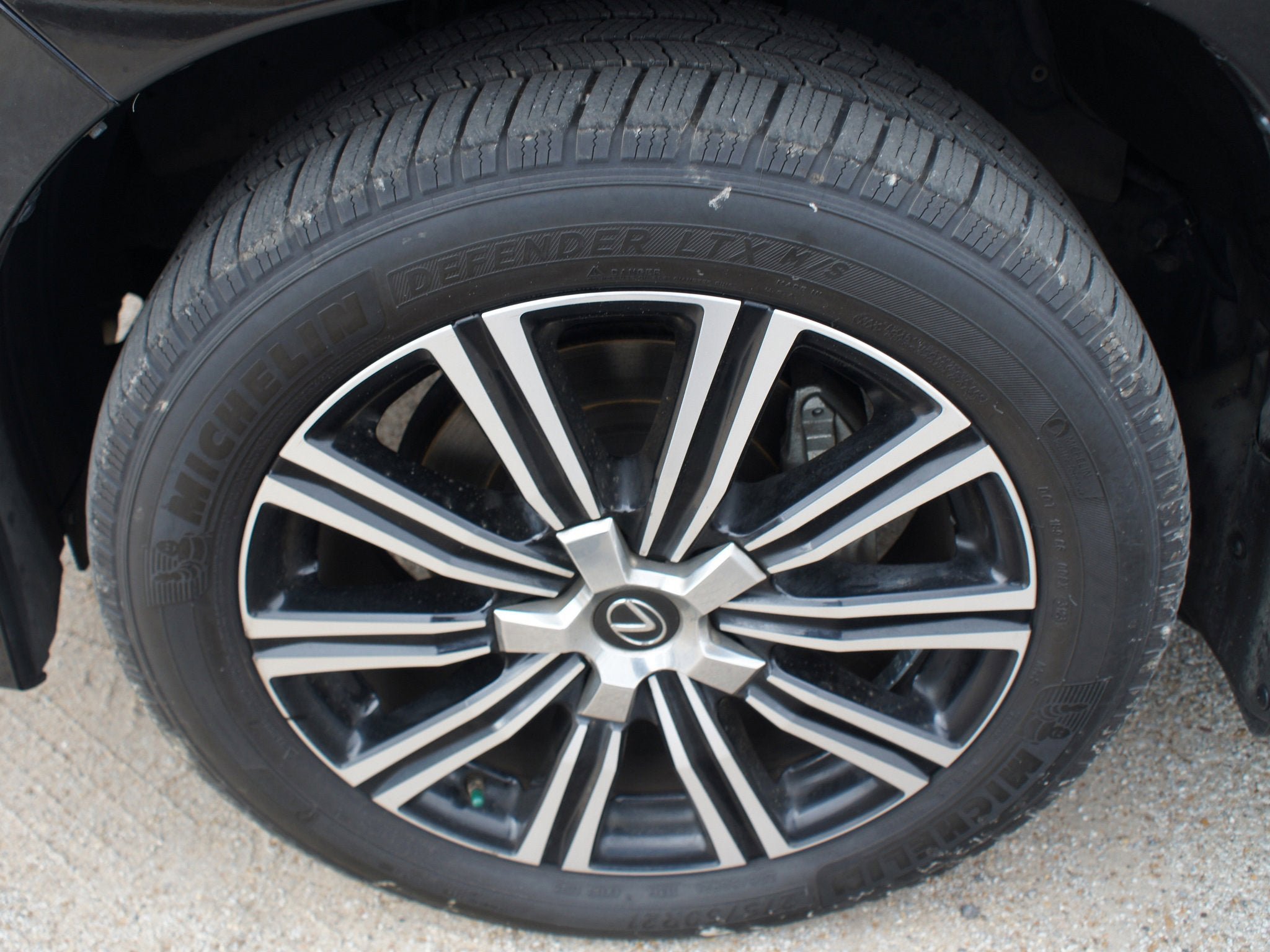 Used 2020 Lexus LX 570 4WD w/ Luxury Package image 26