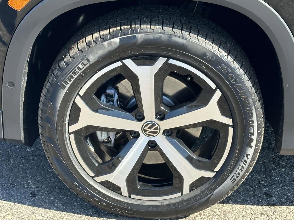 Certified 2025 Volkswagen Tiguan SE image 9