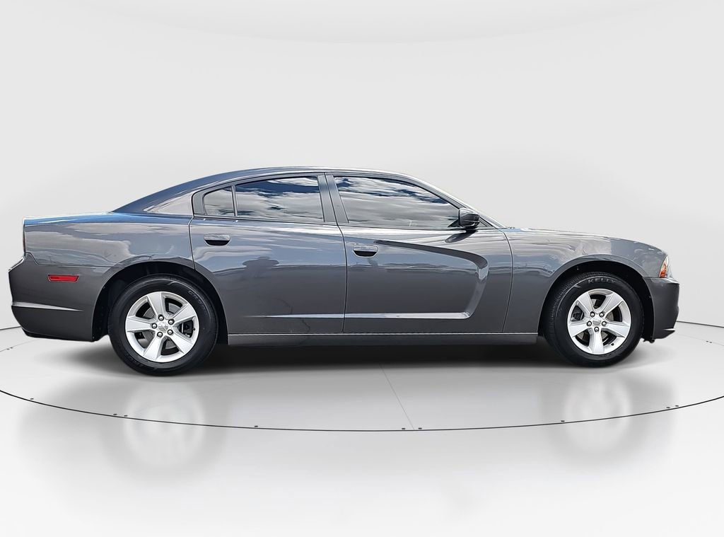 Used 2014 Dodge Charger SE RWD image 4