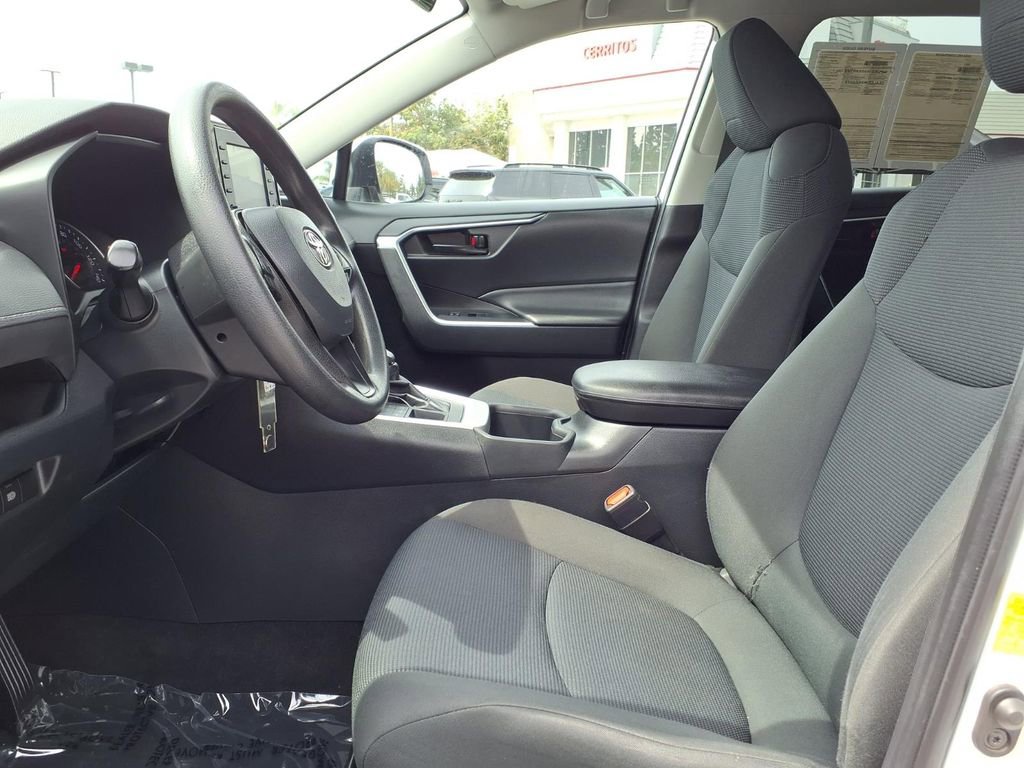 Used 2022 Toyota RAV4 LE image 9