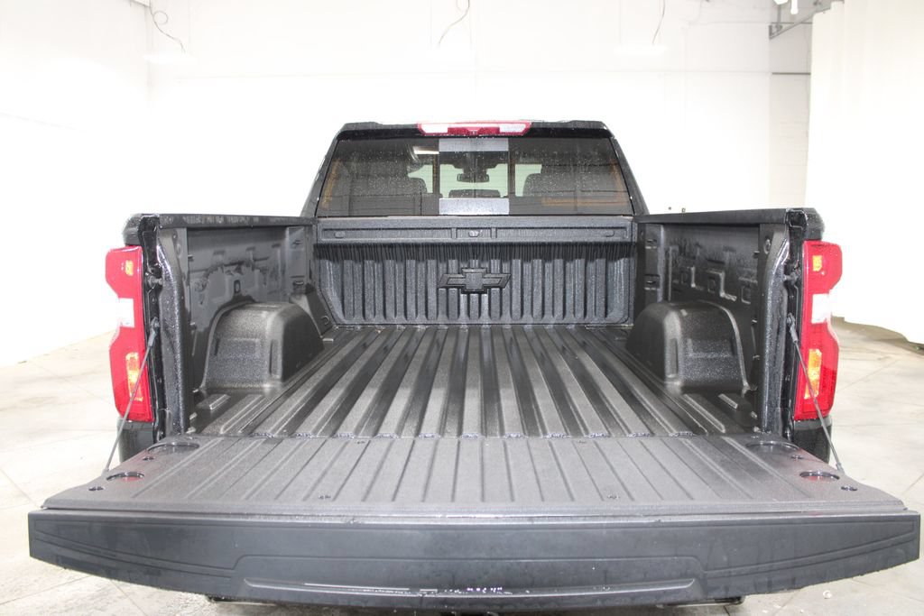 Used 2025 Chevrolet Silverado 1500 High Country AWD/4WD image 23