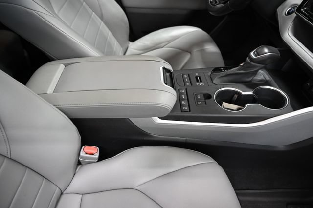 Used 2021 Toyota Highlander XLE AWD/4WD image 22