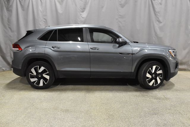 Used 2025 Volkswagen Atlas Cross Sport SE image 2