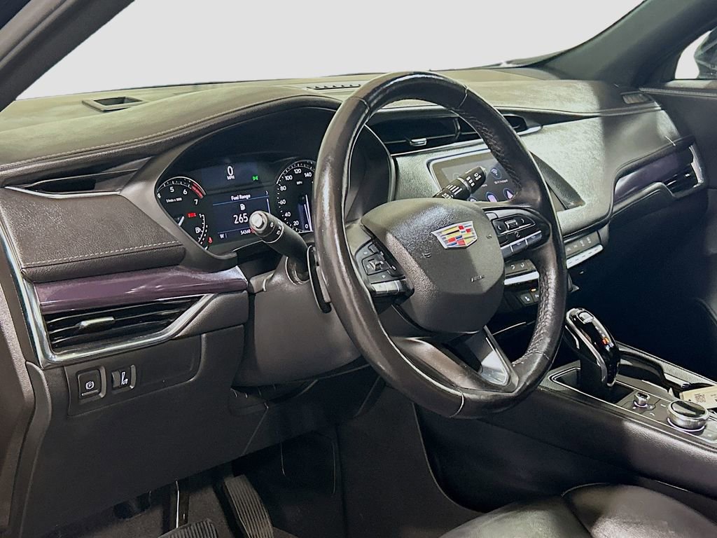 Used 2022 Cadillac XT4 Luxury w/ Cold Weather Package FWD image 7