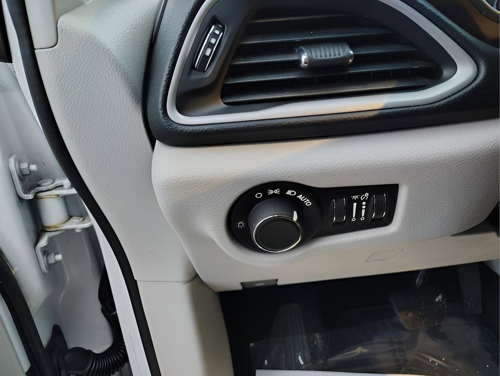 Used 2020 Chrysler Voyager LX FWD image 13
