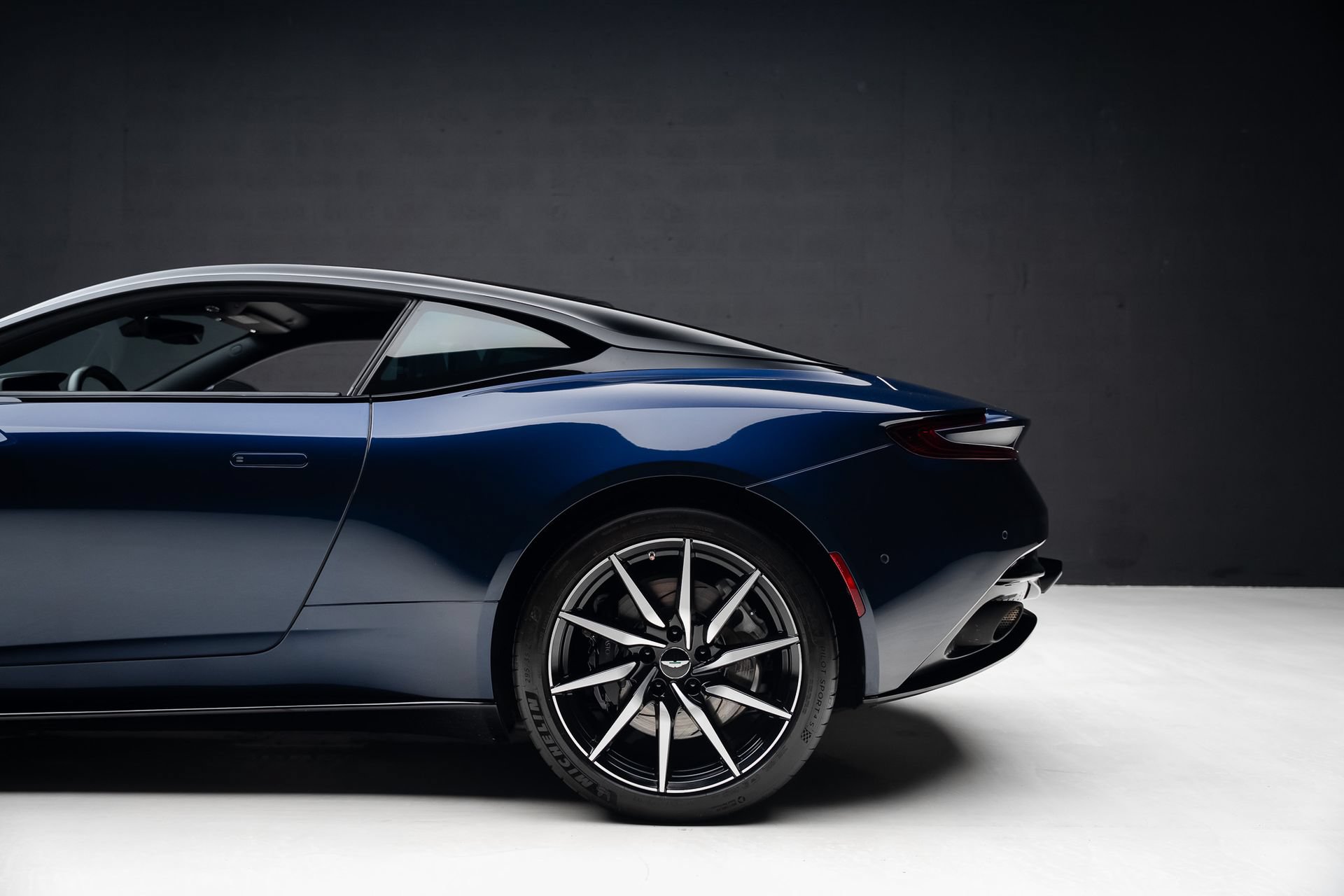Used 2018 Aston Martin DB11 V12 RWD image 20