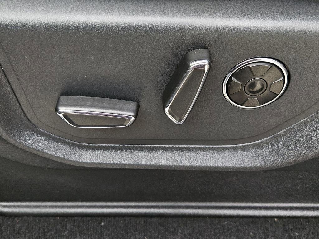 Used 2022 Ford F350 Platinum w/ FX4 Off-Road Package image 29