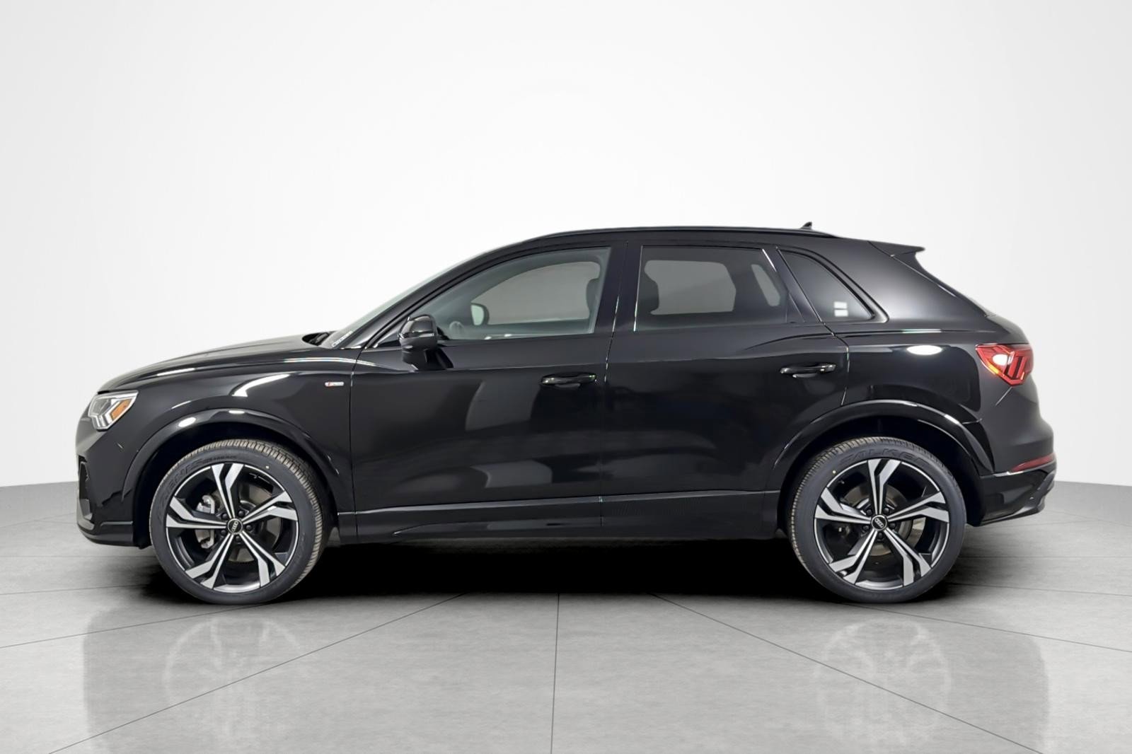 Used 2023 Audi Q3 2.0T Premium Plus w/ Premium Plus Package image 2