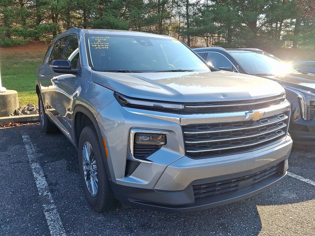 Used 2025 Chevrolet Traverse LT image 3