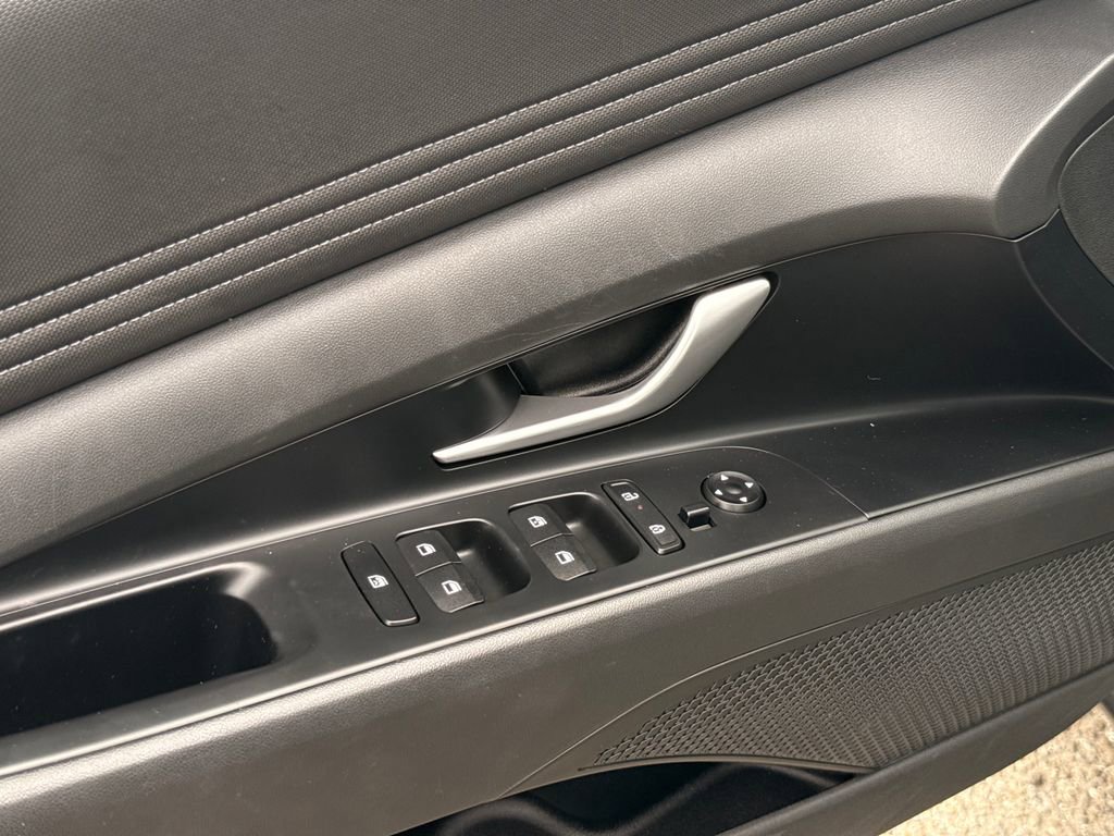 Used 2025 Hyundai Elantra SEL FWD image 22