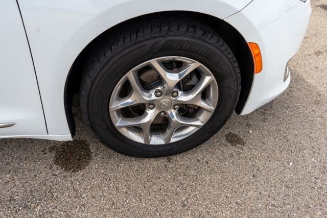 Used 2018 Chrysler Pacifica Limited FWD image 9