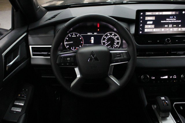 New 2026 Mitsubishi Outlander LE FWD image 21
