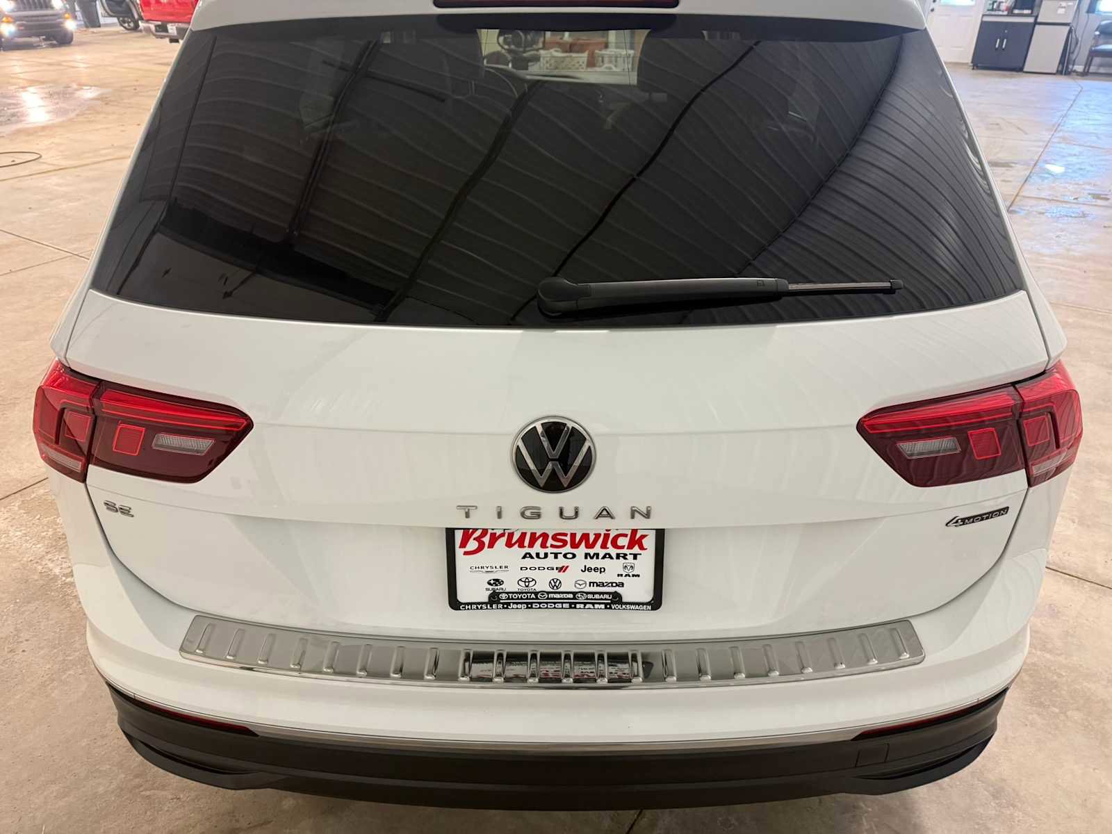 Certified 2024 Volkswagen Tiguan SE AWD/4WD image 16