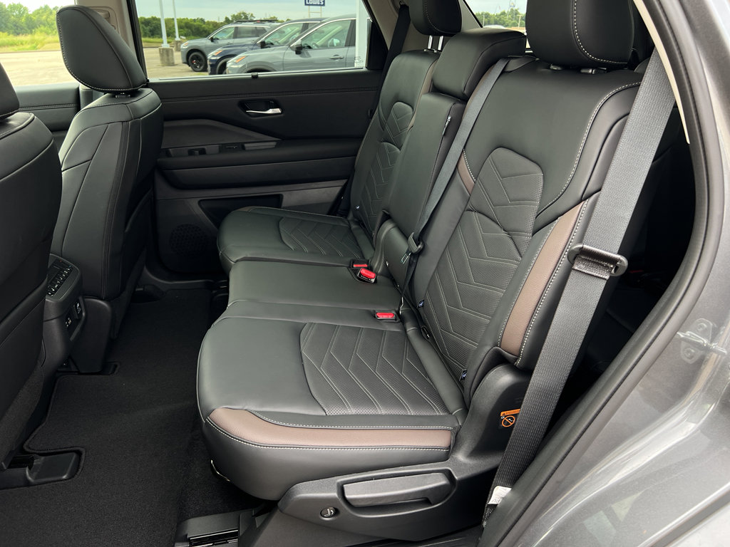 New 2025 Nissan Pathfinder Platinum w/ Cargo Package image 14