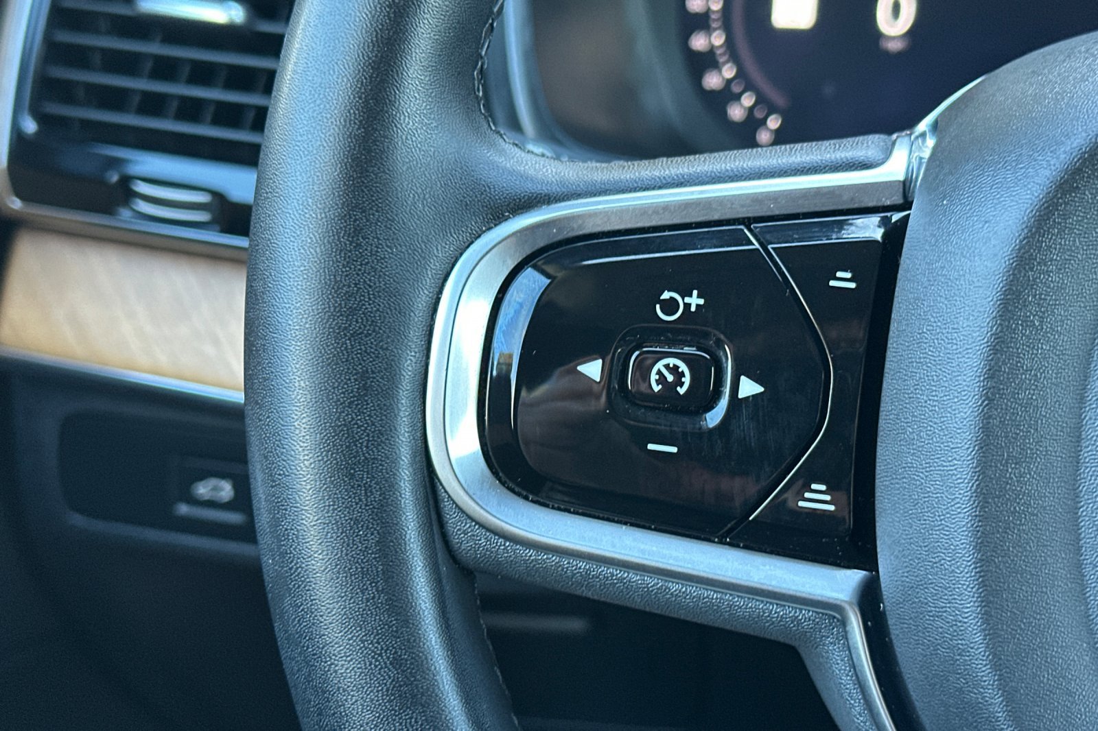 Certified 2023 Volvo XC90 B5 Plus AWD/4WD image 30