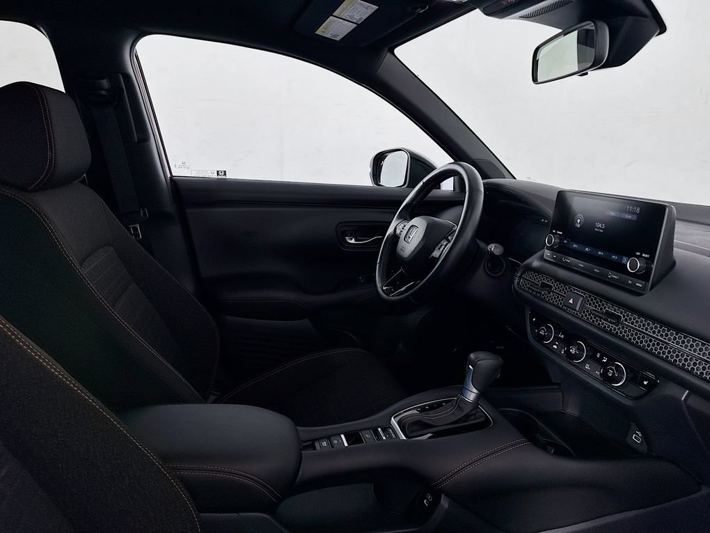 Used 2025 Honda HR-V Sport image 39