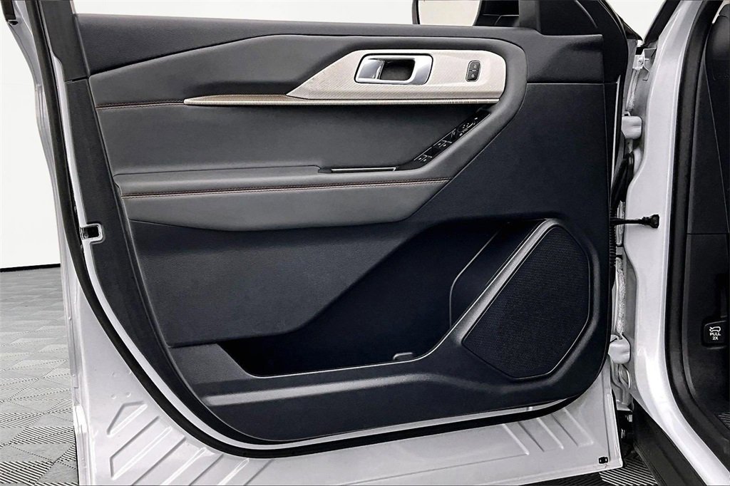 Used 2025 Ford Explorer Active image 23