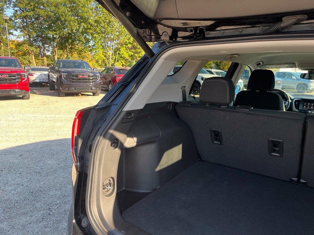 Used 2024 GMC Terrain SLE w/ Driver Convenience Package FWD image 10