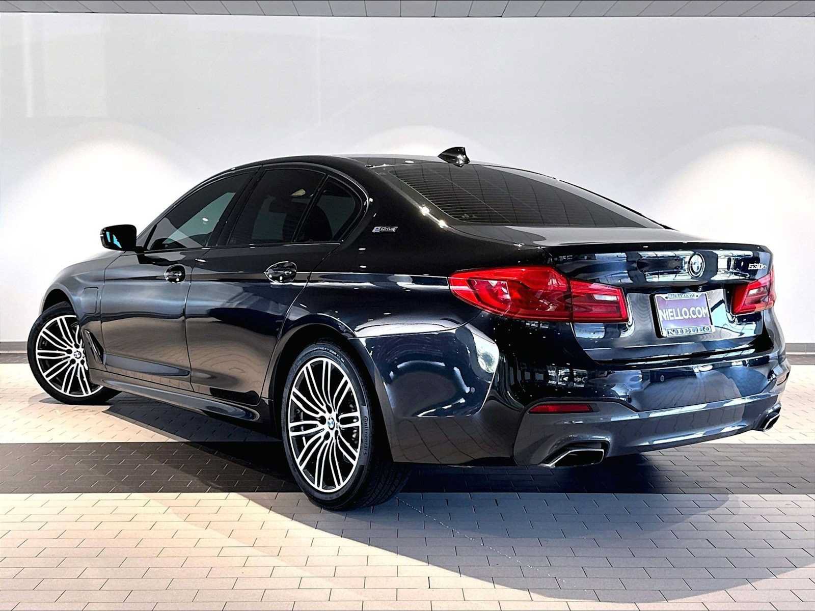 Used 2019 BMW 530e w/ M Sport Package RWD image 3