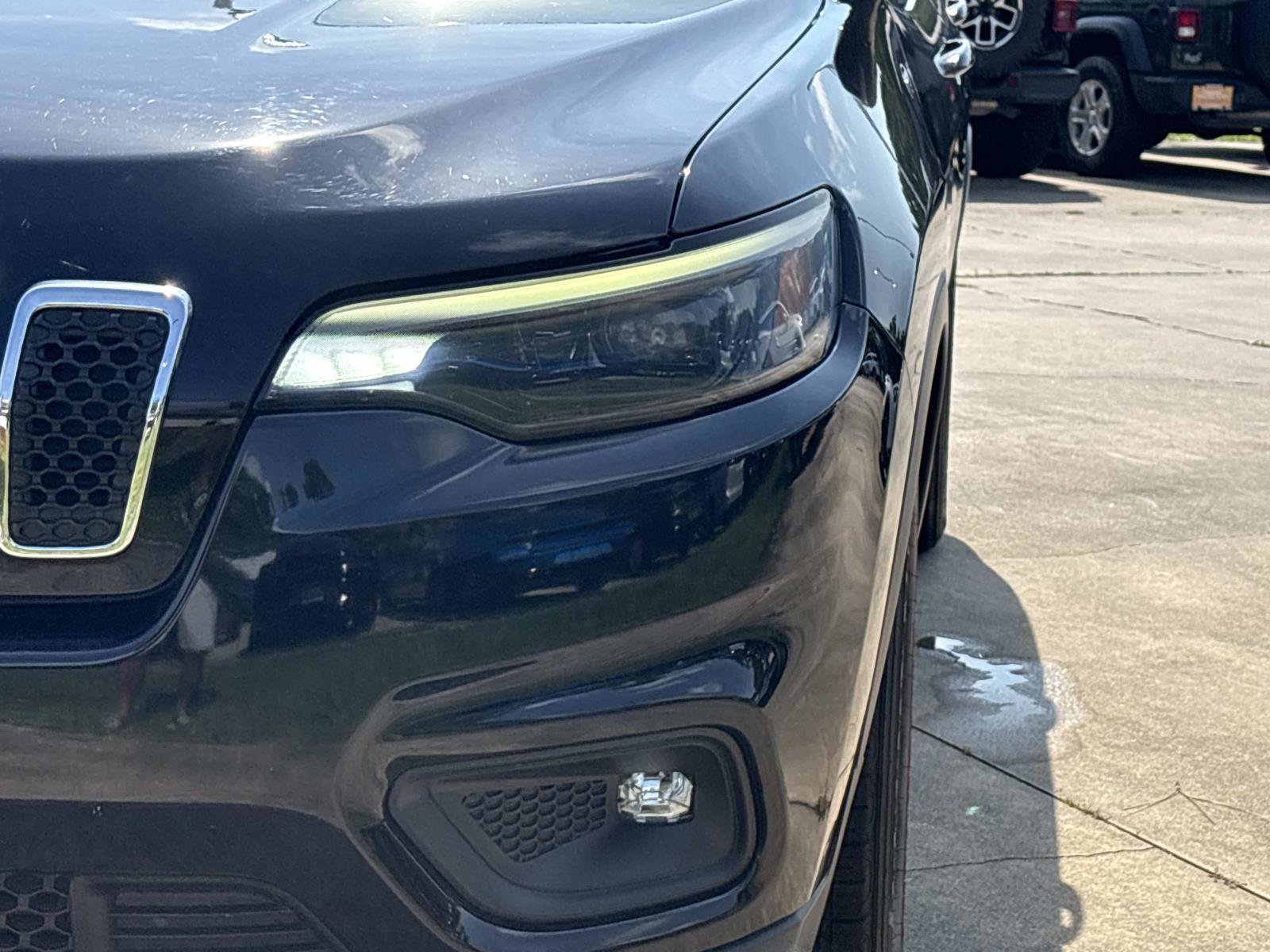Used 2019 Jeep Cherokee Latitude Plus w/ Comfort/Convenience Group FWD image 9