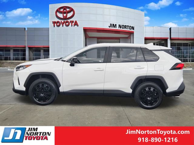 Used 2022 Toyota RAV4 LE FWD image 4