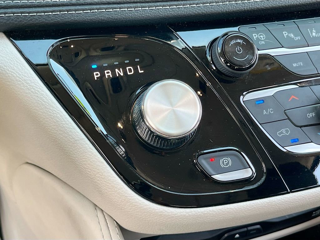 Used 2023 Chrysler Pacifica Limited w/ Uconnect Theater Family Group image 17