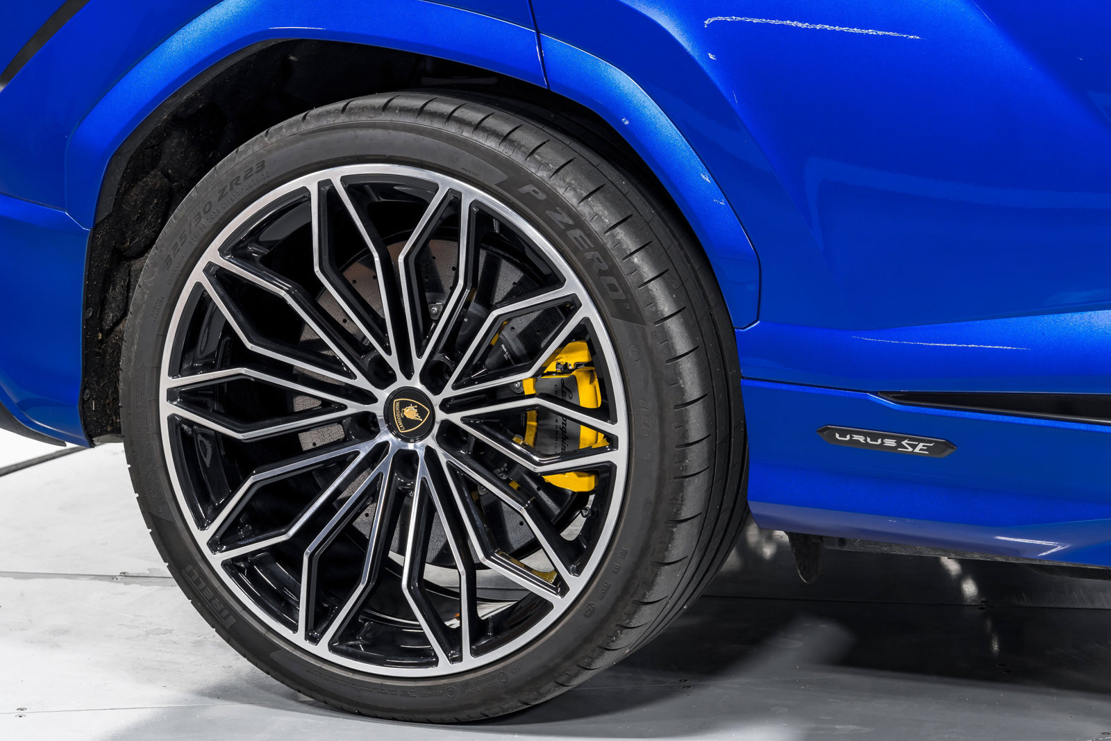 Used 2025 Lamborghini Urus SE AWD/4WD image 55