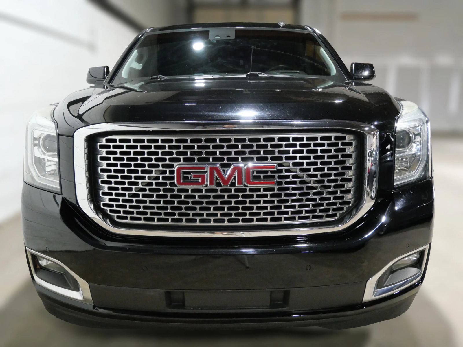Used 2015 GMC Yukon XL Denali w/ Touring Package AWD/4WD image 2