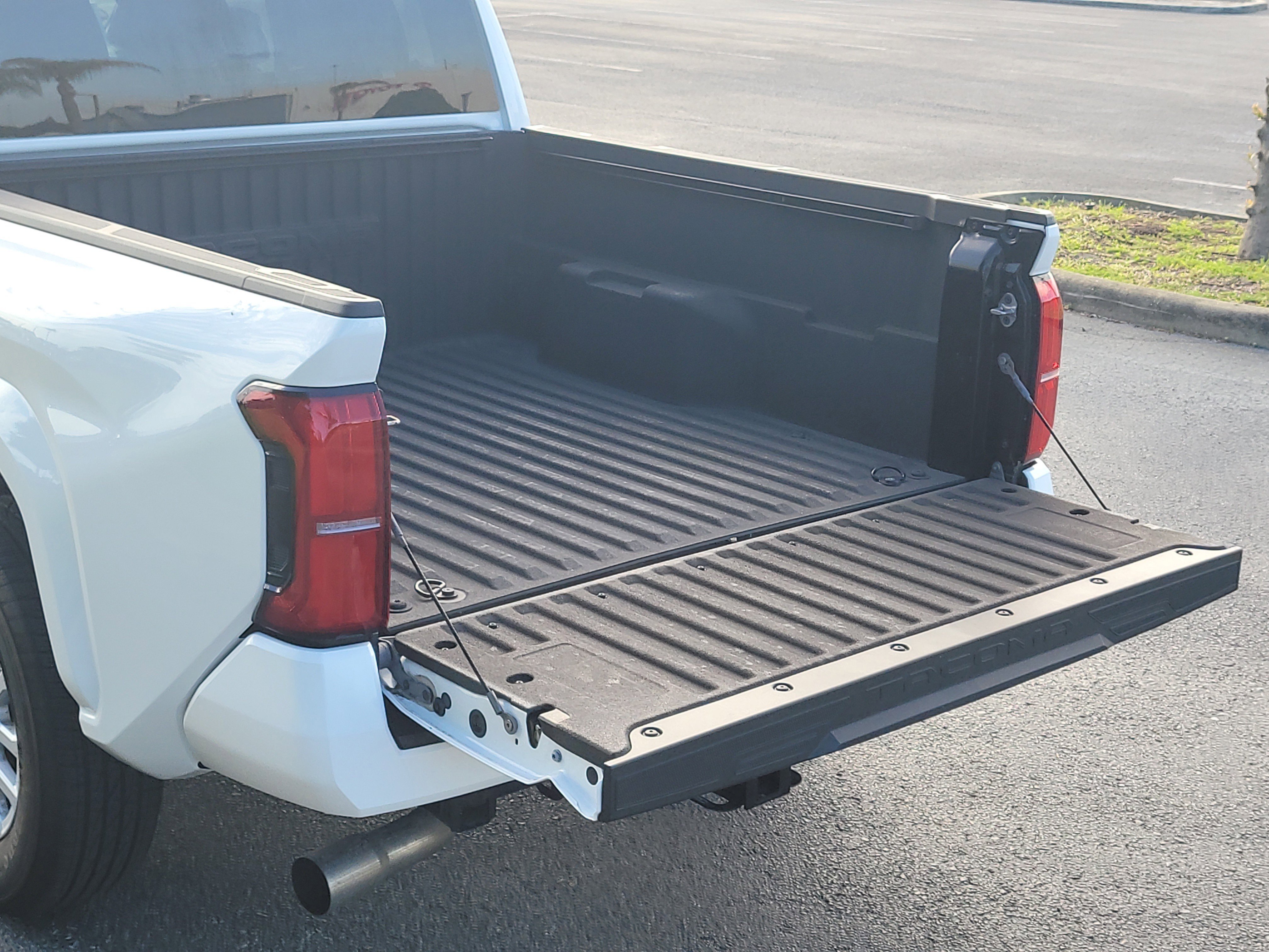 Used 2024 Toyota Tacoma SR5 AWD/4WD image 12