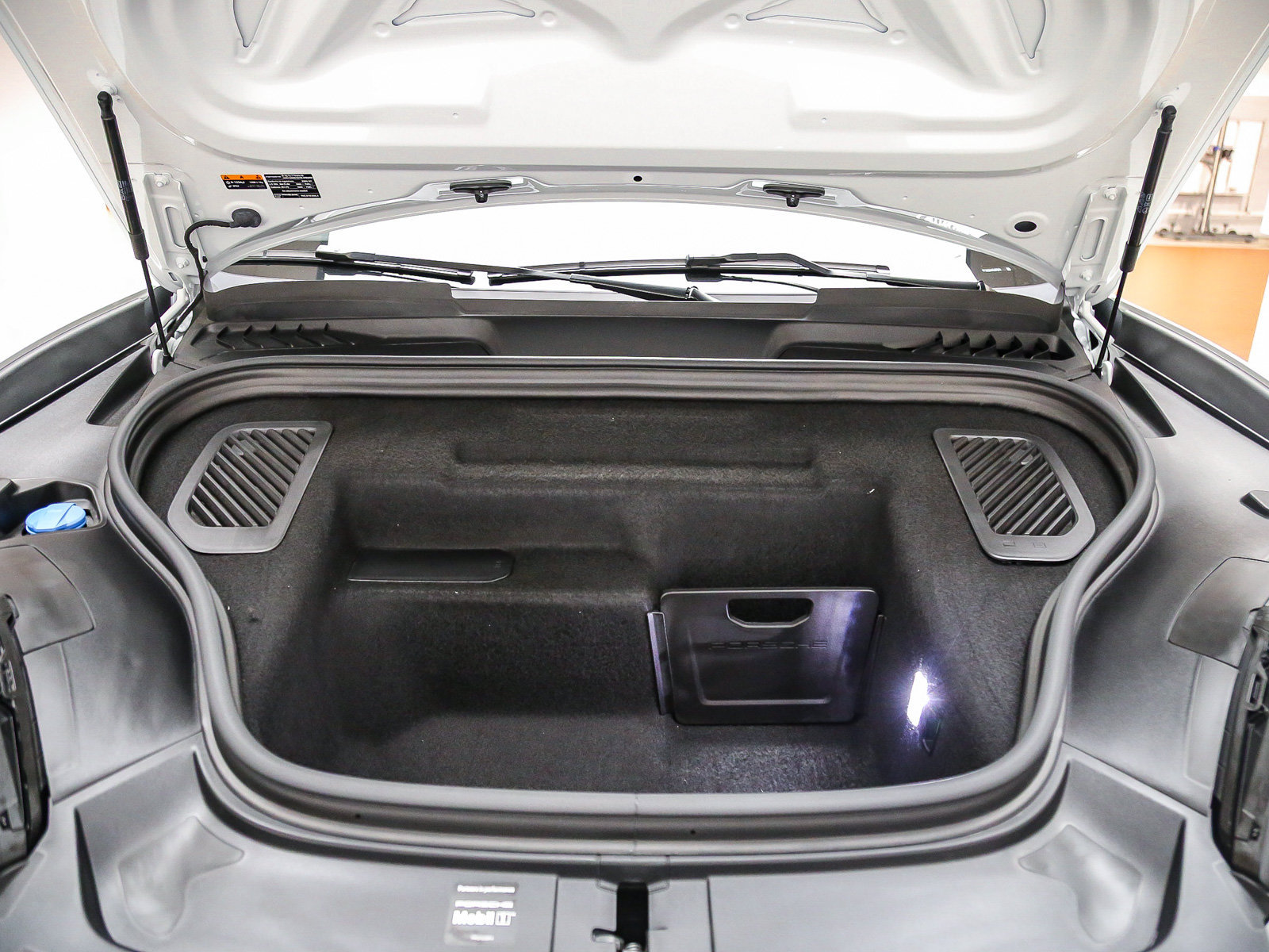 Certified 2026 Porsche Macan Electric RWD image 30