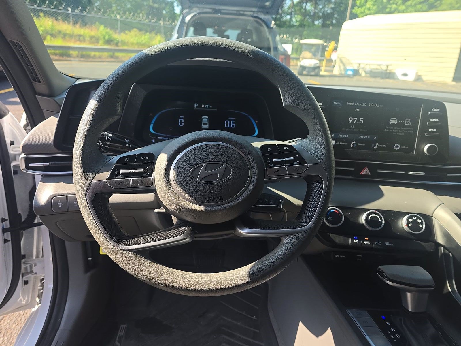 Used 2025 Hyundai Elantra SE FWD image 13