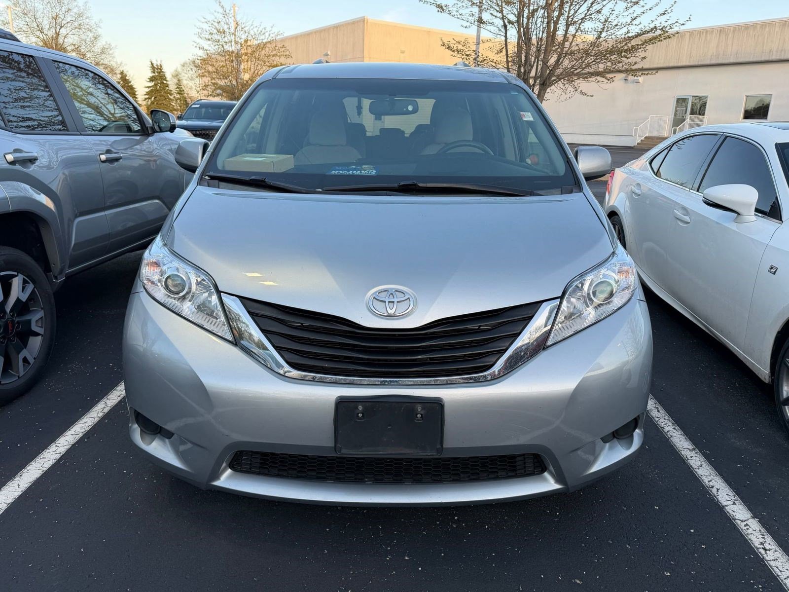 Used 2015 Toyota Sienna LE image 3