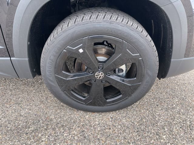 Used 2025 Volkswagen Taos SE image 23