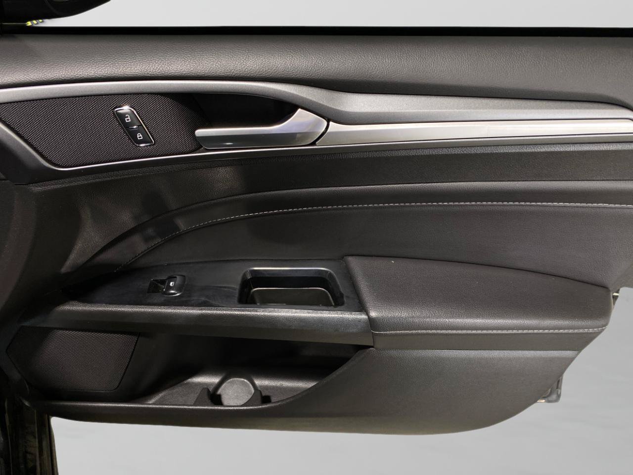 Used 2016 Ford Fusion Titanium FWD image 21