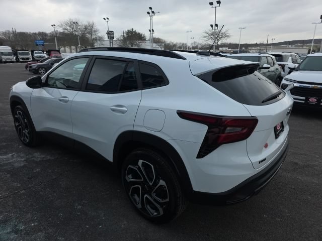 New 2026 Chevrolet Trax RS w/ Sunroof Package FWD image 4