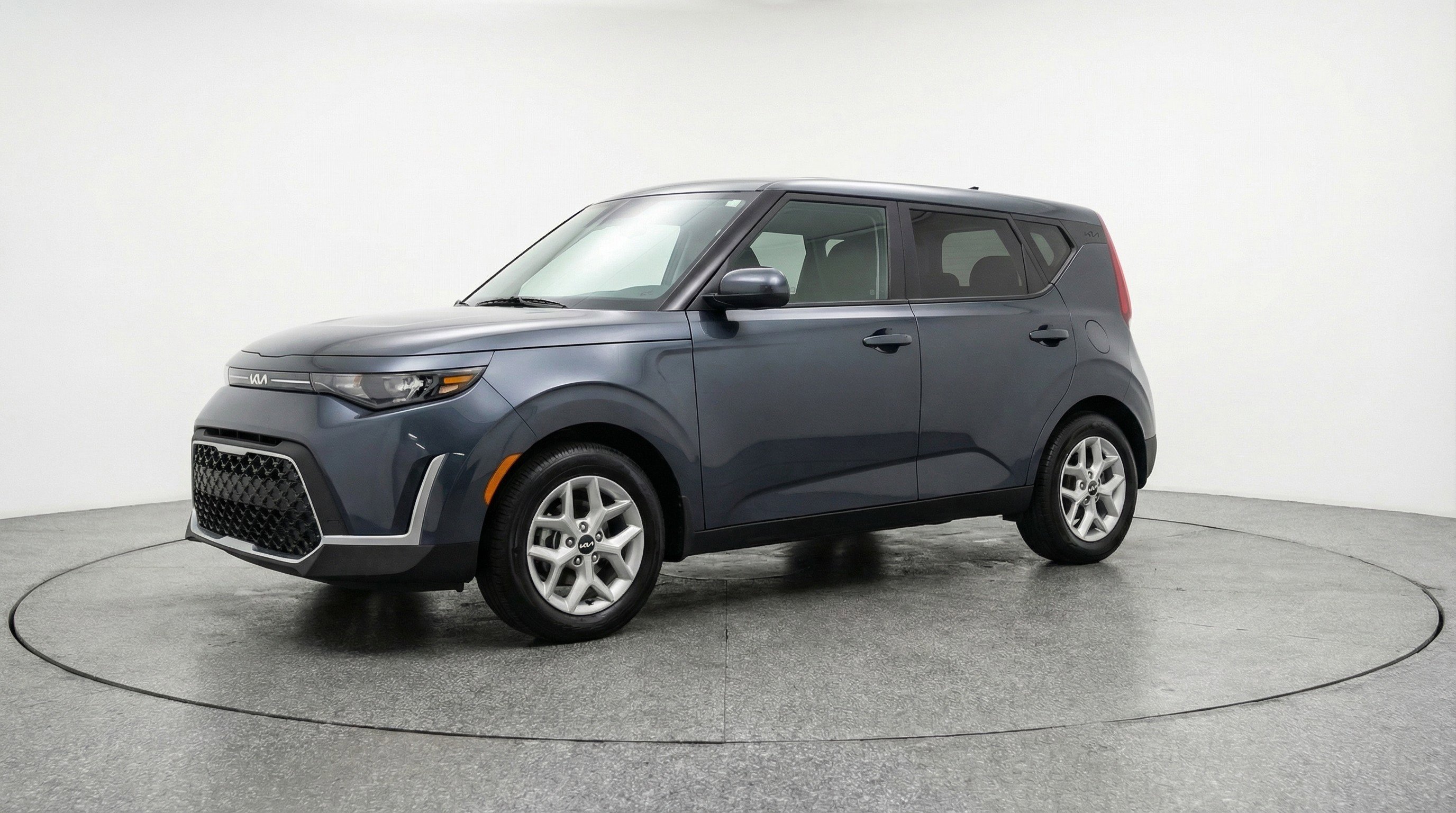 Used 2025 Kia Soul LX w/ LX Technology Package image 3