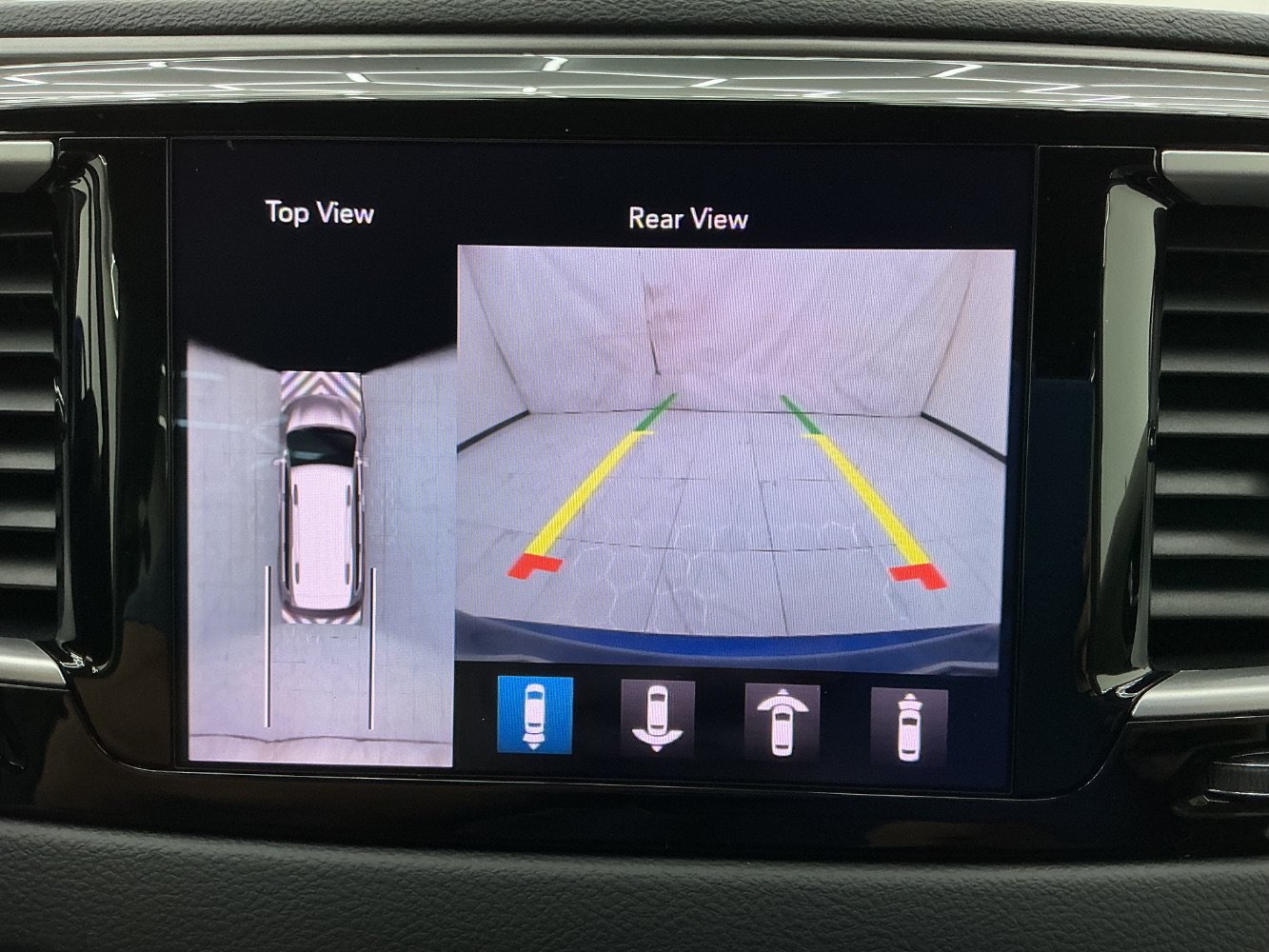 Used 2020 Chrysler Pacifica Touring w/ Advanced Safetytec Group FWD image 34