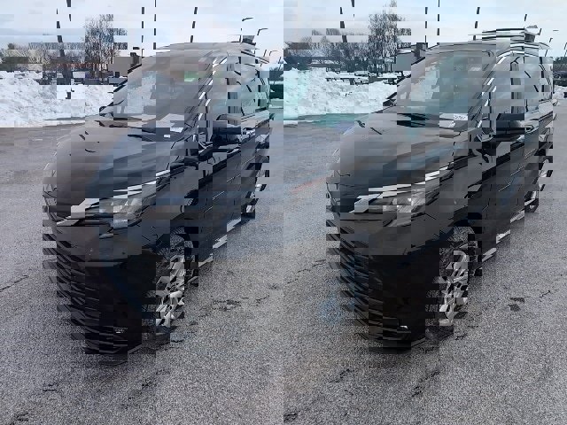 Used 2025 Toyota Sienna XLE image 10