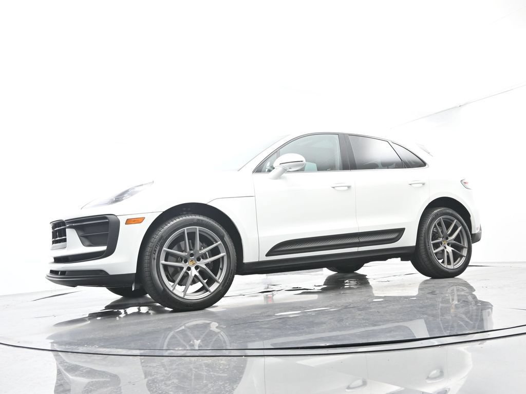Certified 2025 Porsche Macan AWD/4WD image 47