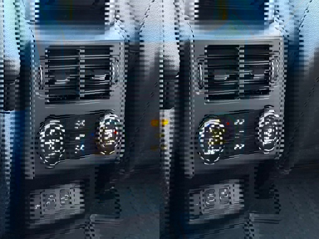 Certified 2025 Land Rover Discovery Dynamic SE image 38