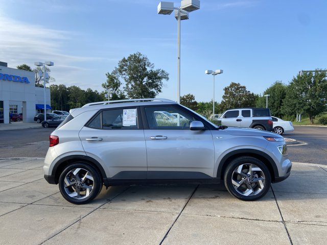 Used 2025 Hyundai Venue SEL FWD image 13
