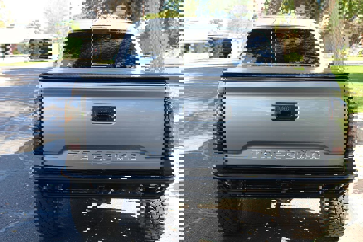 Used 2017 Toyota Tacoma TRD Off-Road image 5