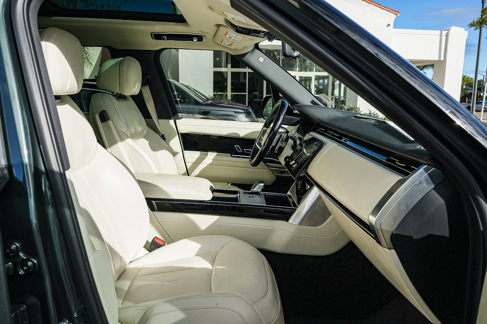 Certified 2025 Land Rover Range Rover SE image 18