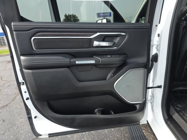 Used 2025 RAM 1500 Laramie AWD/4WD image 33